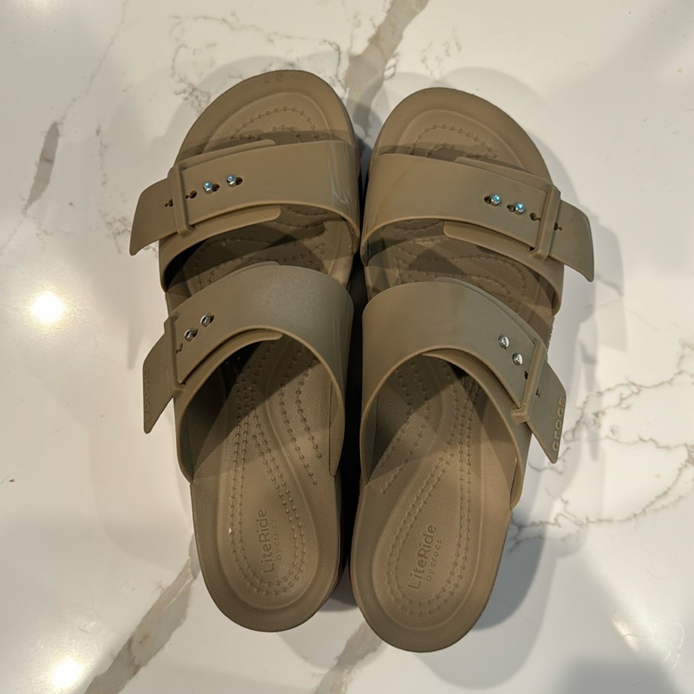 Women’s Crocs Brooklyn Platform Size 8 Sandals